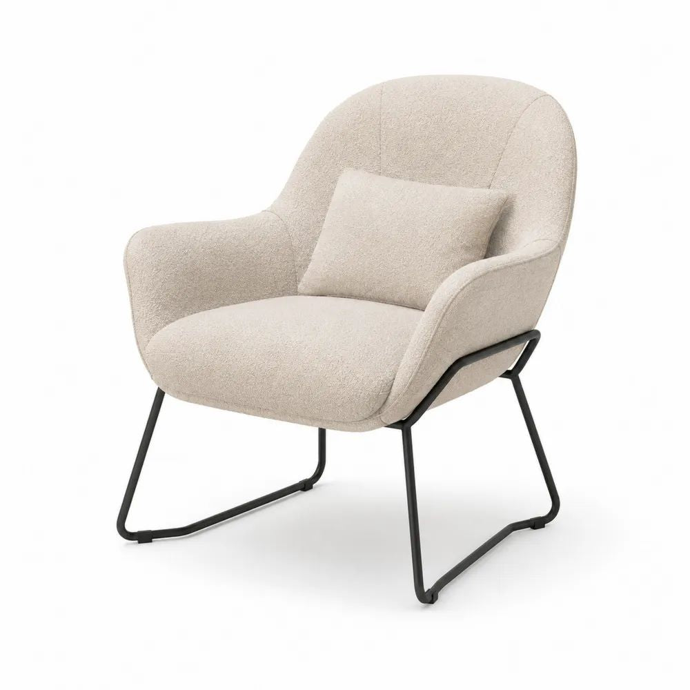 Fauteuil de salon en tissu beige avec dossier arrondi, coussin lombaire et piètement en acier noir, 75 × 79 × 83 cm
