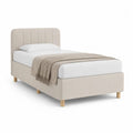 Lit simple rembourré en polyester beige avec tête de lit rainurée et sommier à lattes, couchage 90 × 200 cm